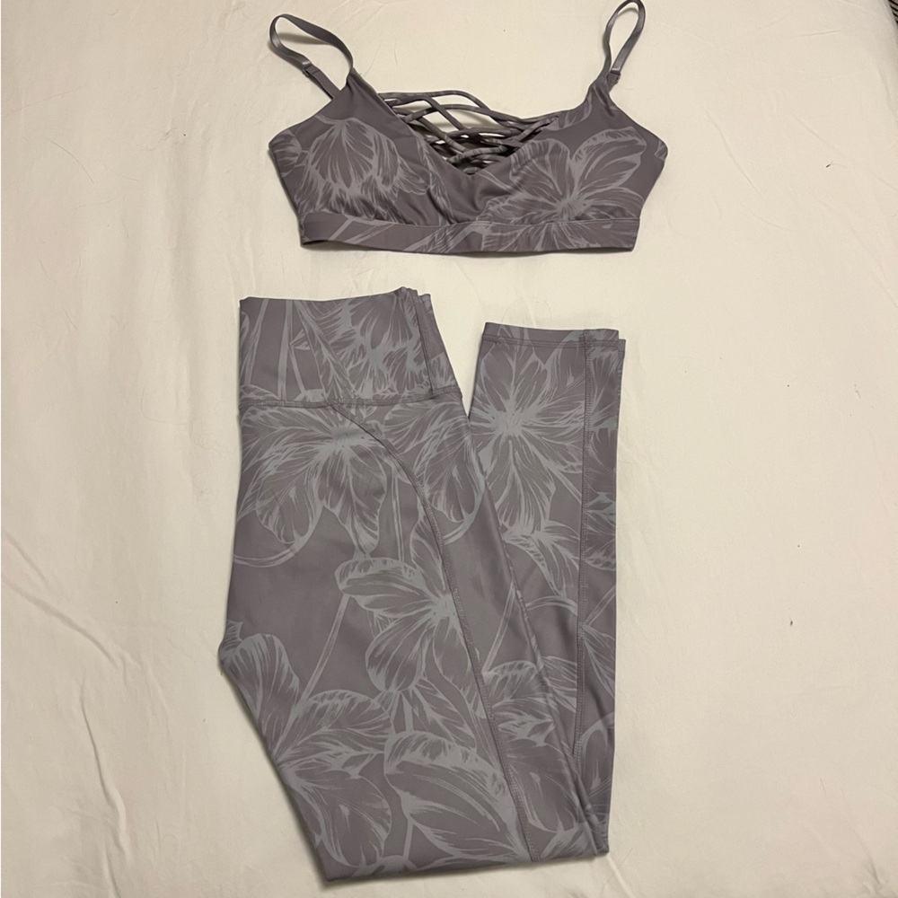 Fabletics set High waisted 7/8 Capri Leggings with matching strappy Sports Bra